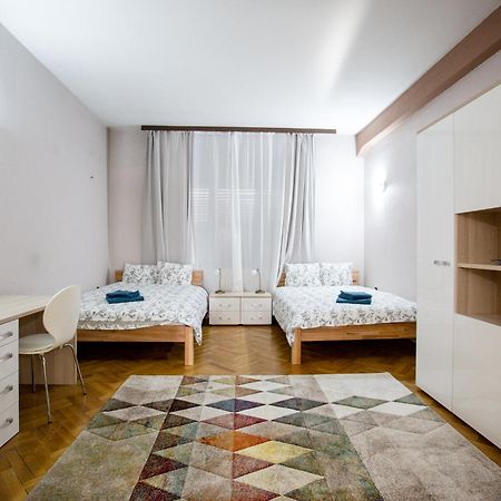 Spacious City View Apartment With Balcony 부쿠레슈티 외부 사진